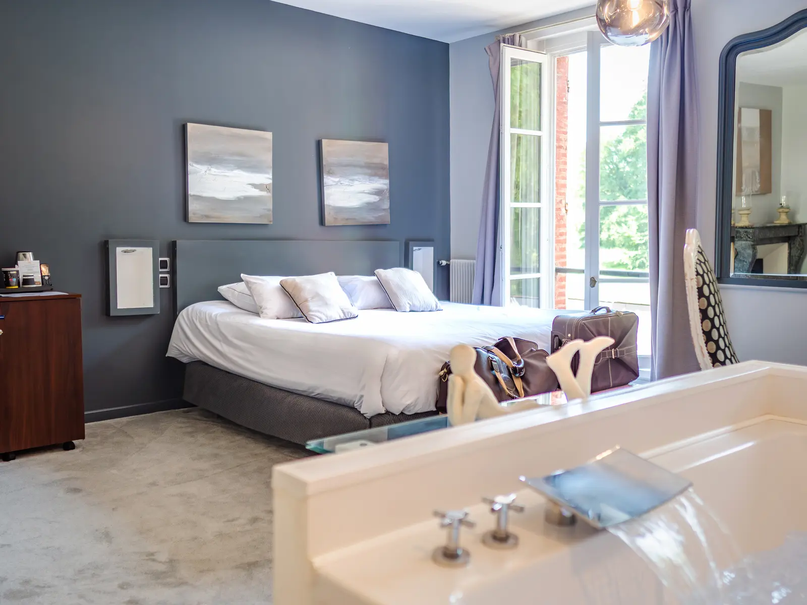 Chambre avec baignoire balnéo au premier plan, Domaine de Joinville