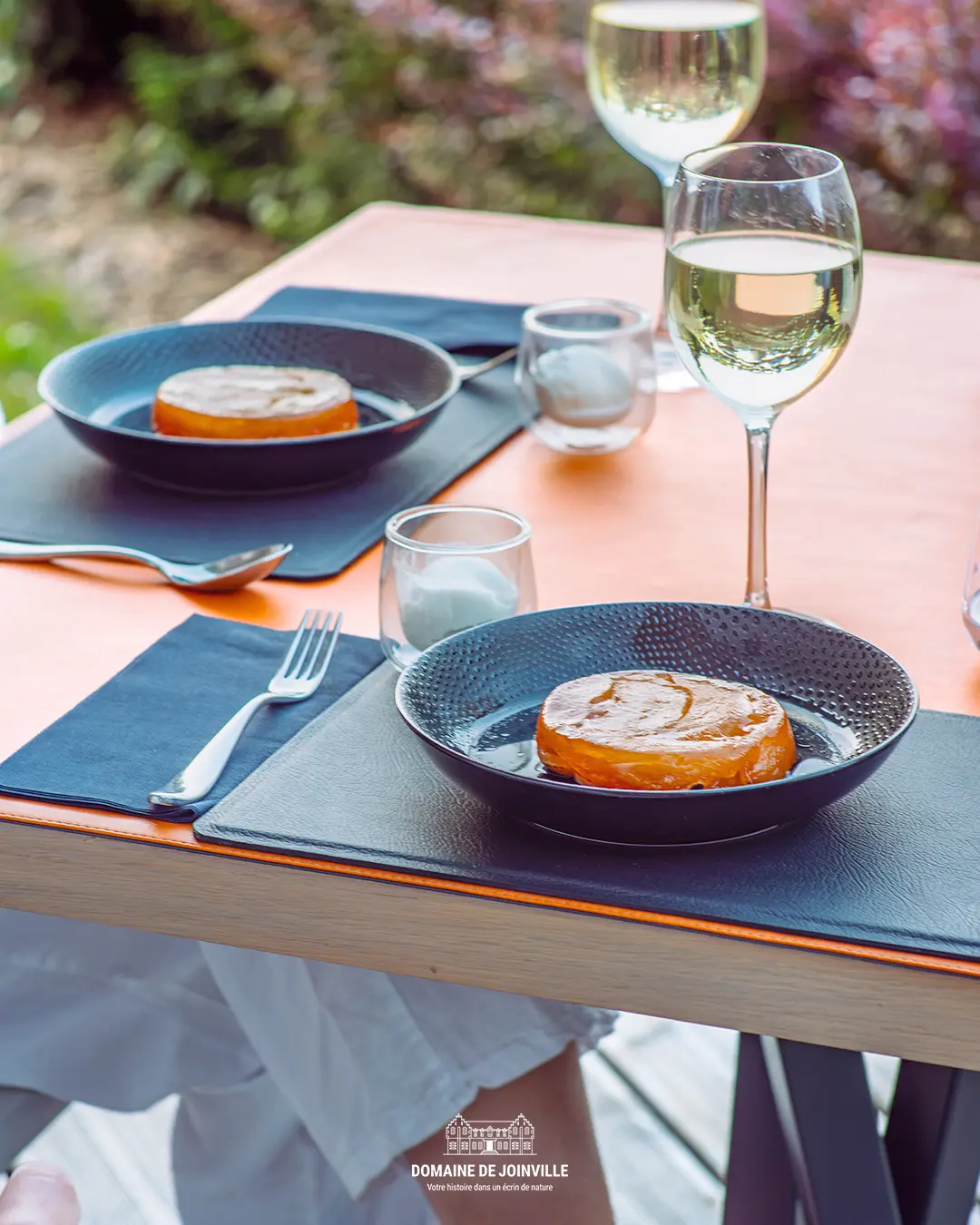 Table dressée en terrasse au Domaine de Joinville