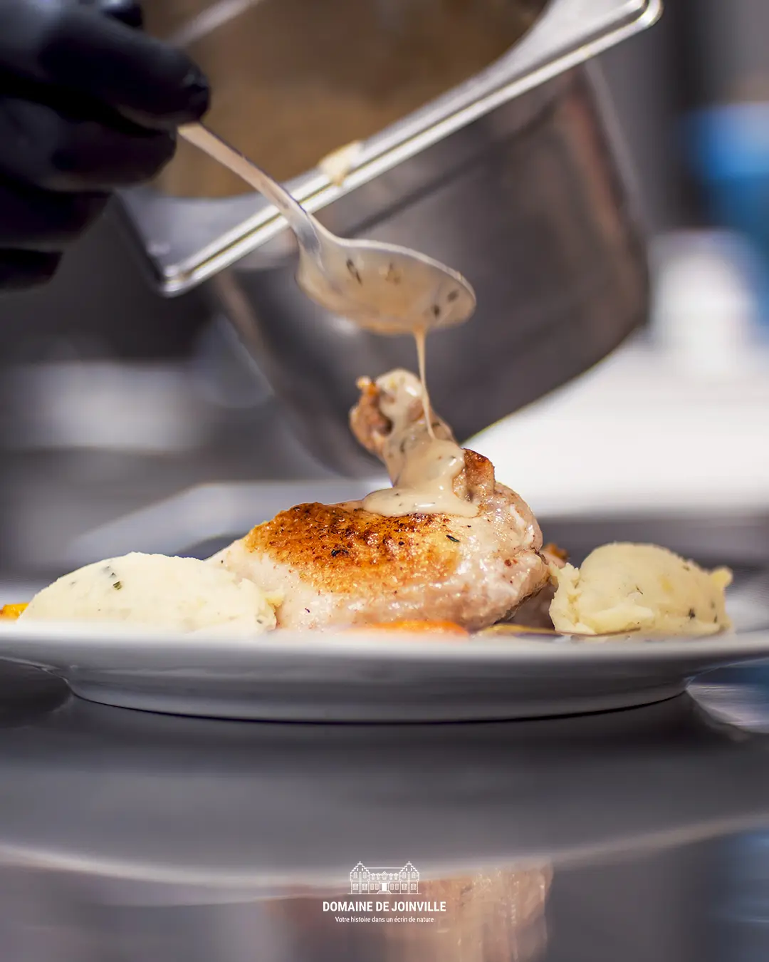 Dressage d’une assiette en cuisine au Domaine de Joinville