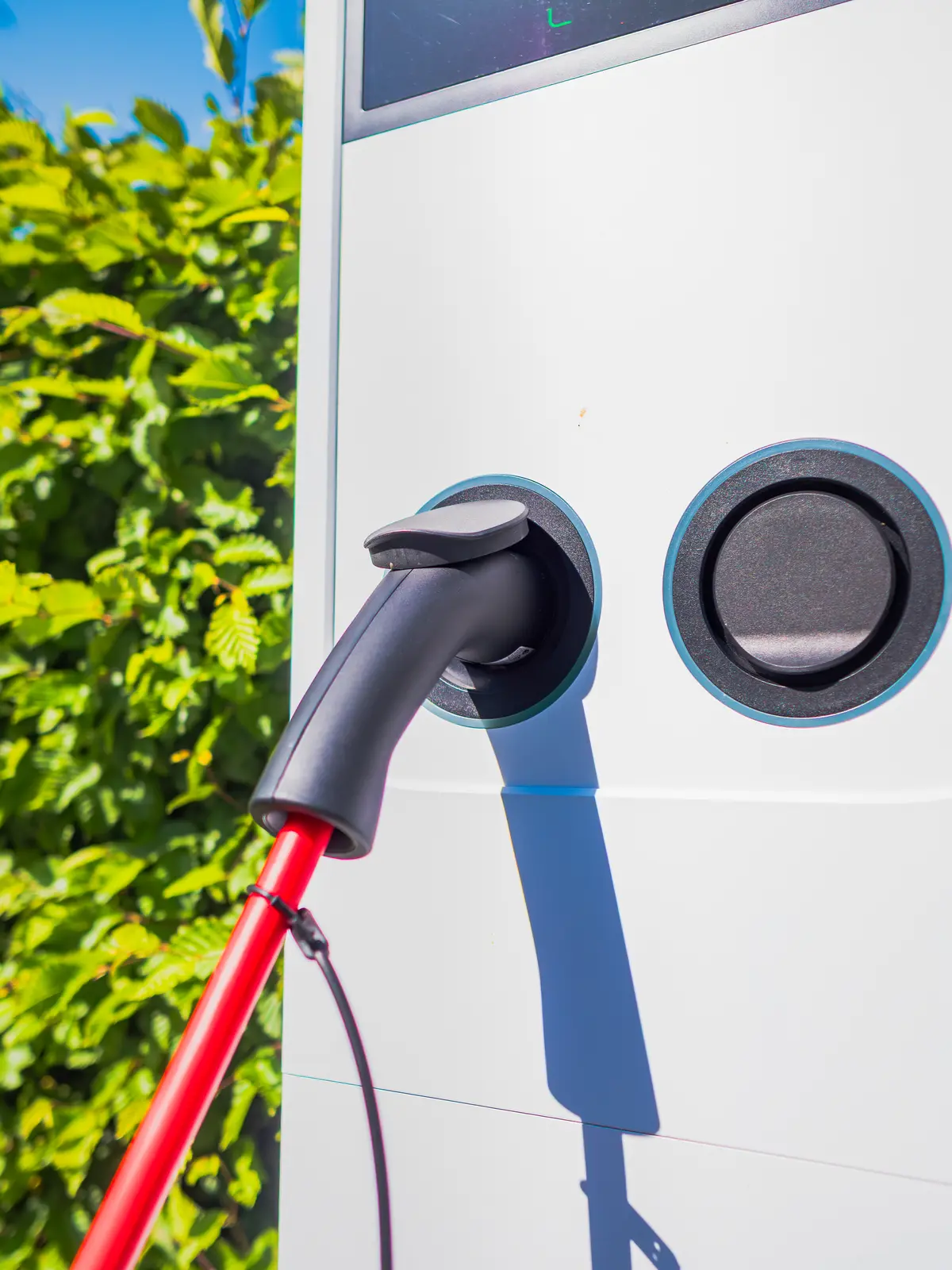Recharge d’un véhicule électrique sur le parking du Domaine de Joinville