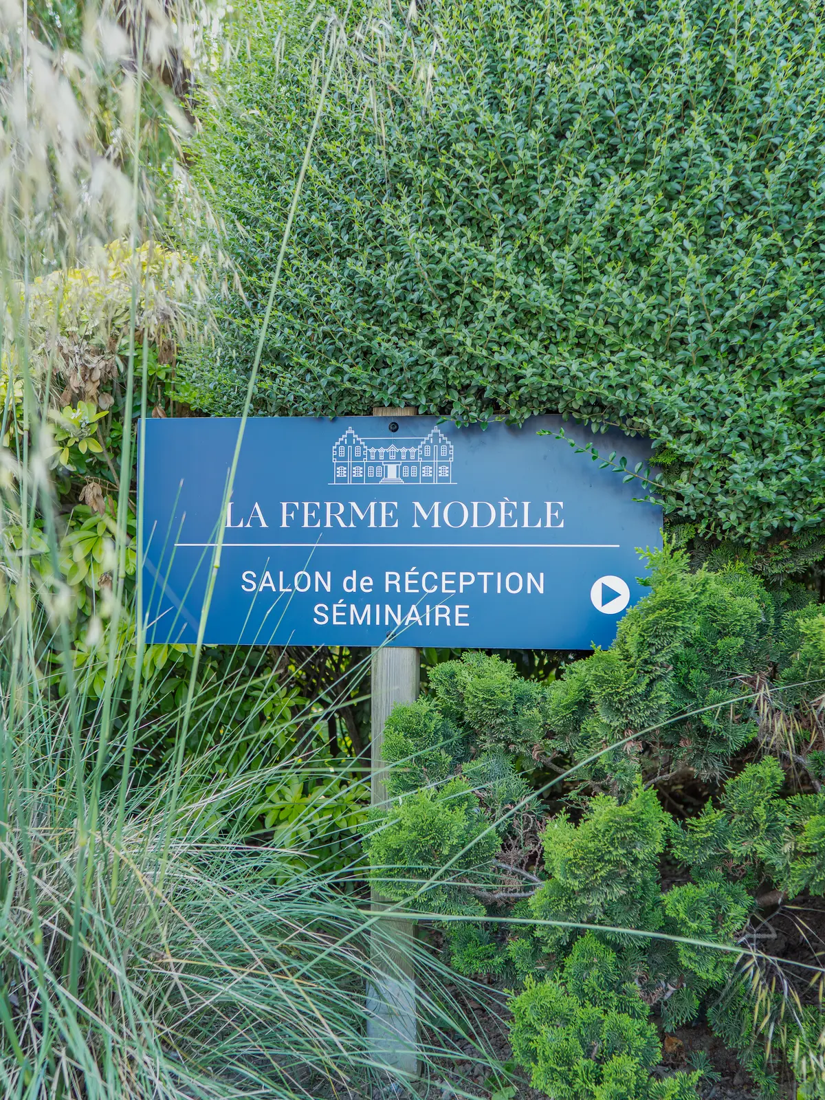 Panneau « La Ferme Modèle — Salon de réception séminaire » au Domaine de Joinville