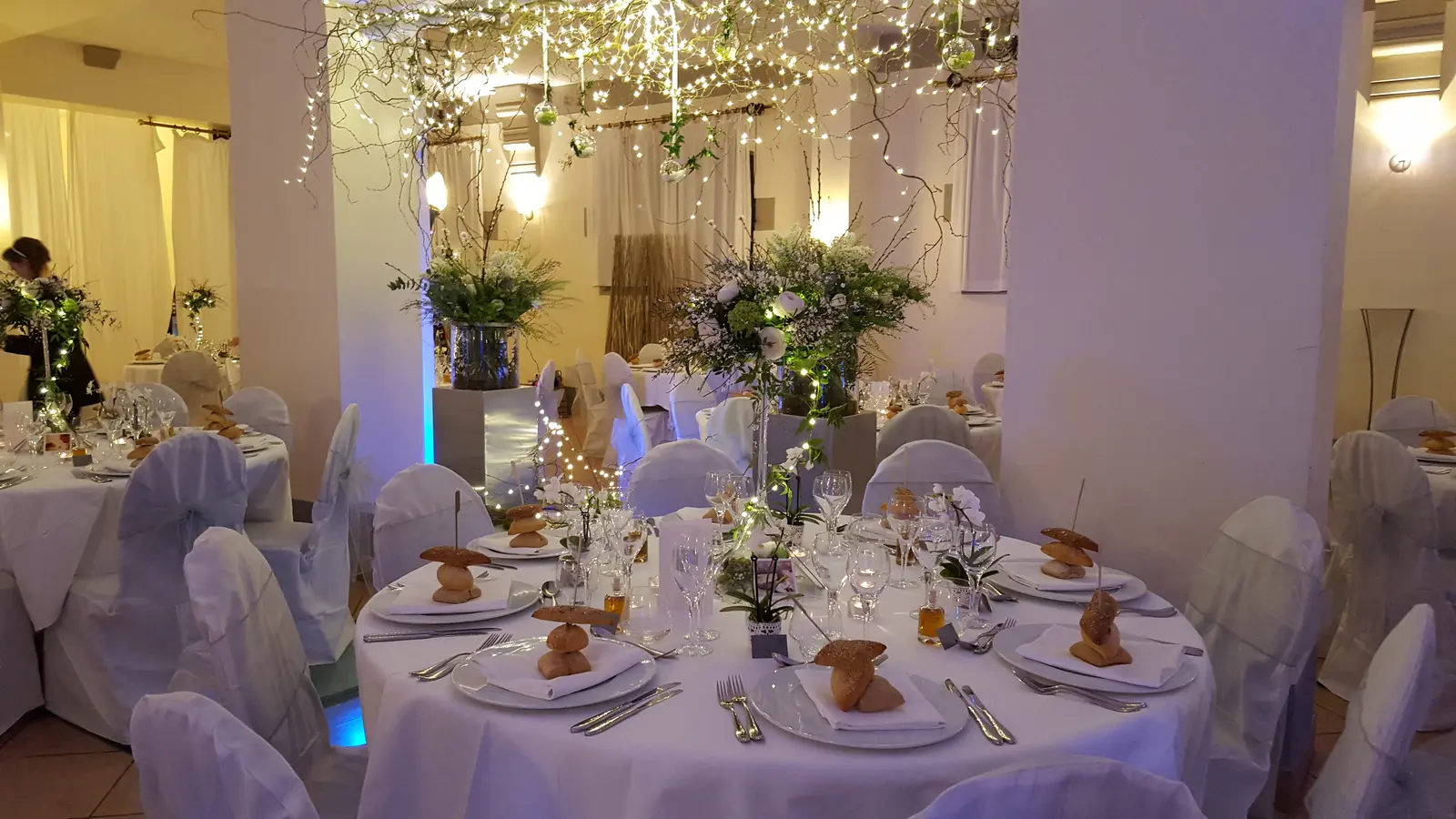 Salle décorée de guirlandes lumineuses au Domaine de Joinville