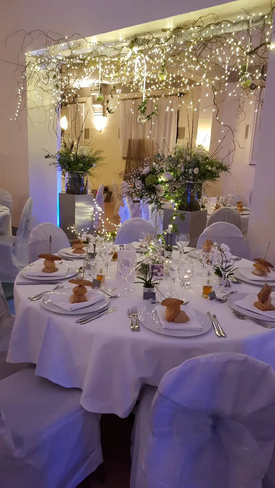 Salle décorée de guirlandes lumineuses au Domaine de Joinville