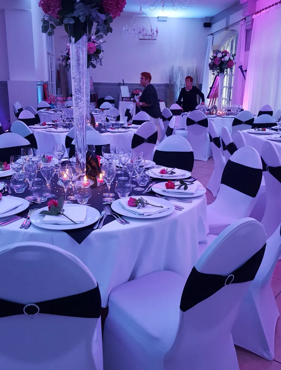 Salle de réception en mauve et noir au Domaine de Joinville