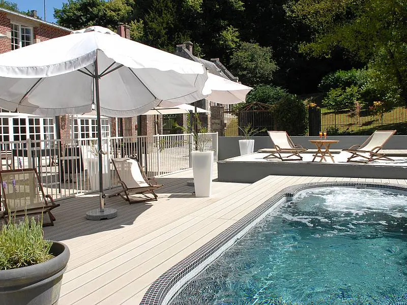 Spa de nage extérieur dans le parc du Domaine de Joinville