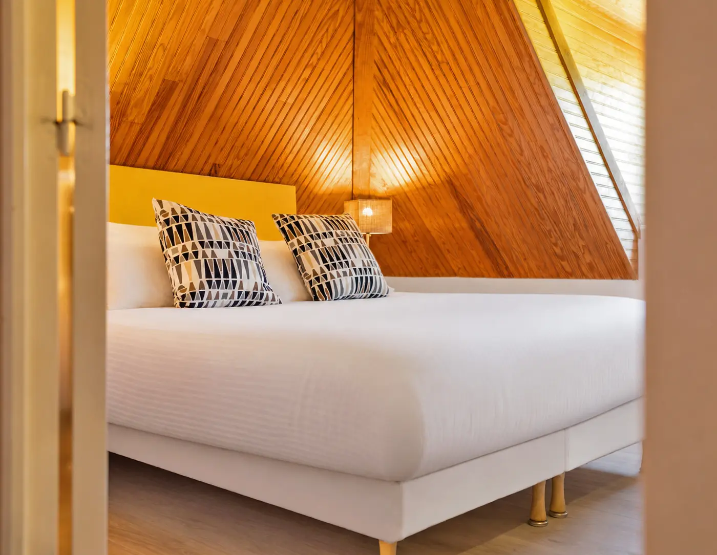 Une chambre double du gîte, sous charpente
