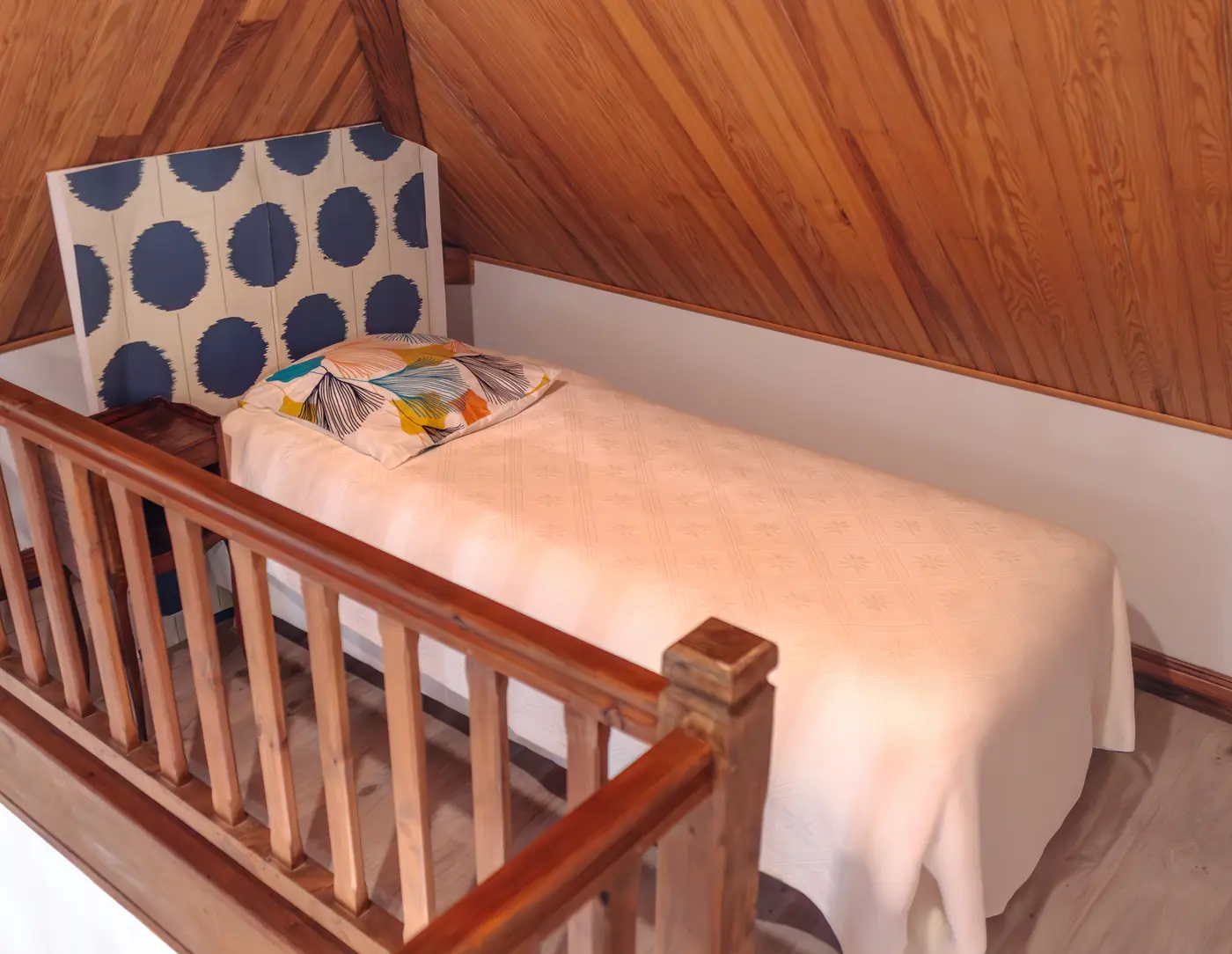 Le lit individuel installé sur la logia du gîte