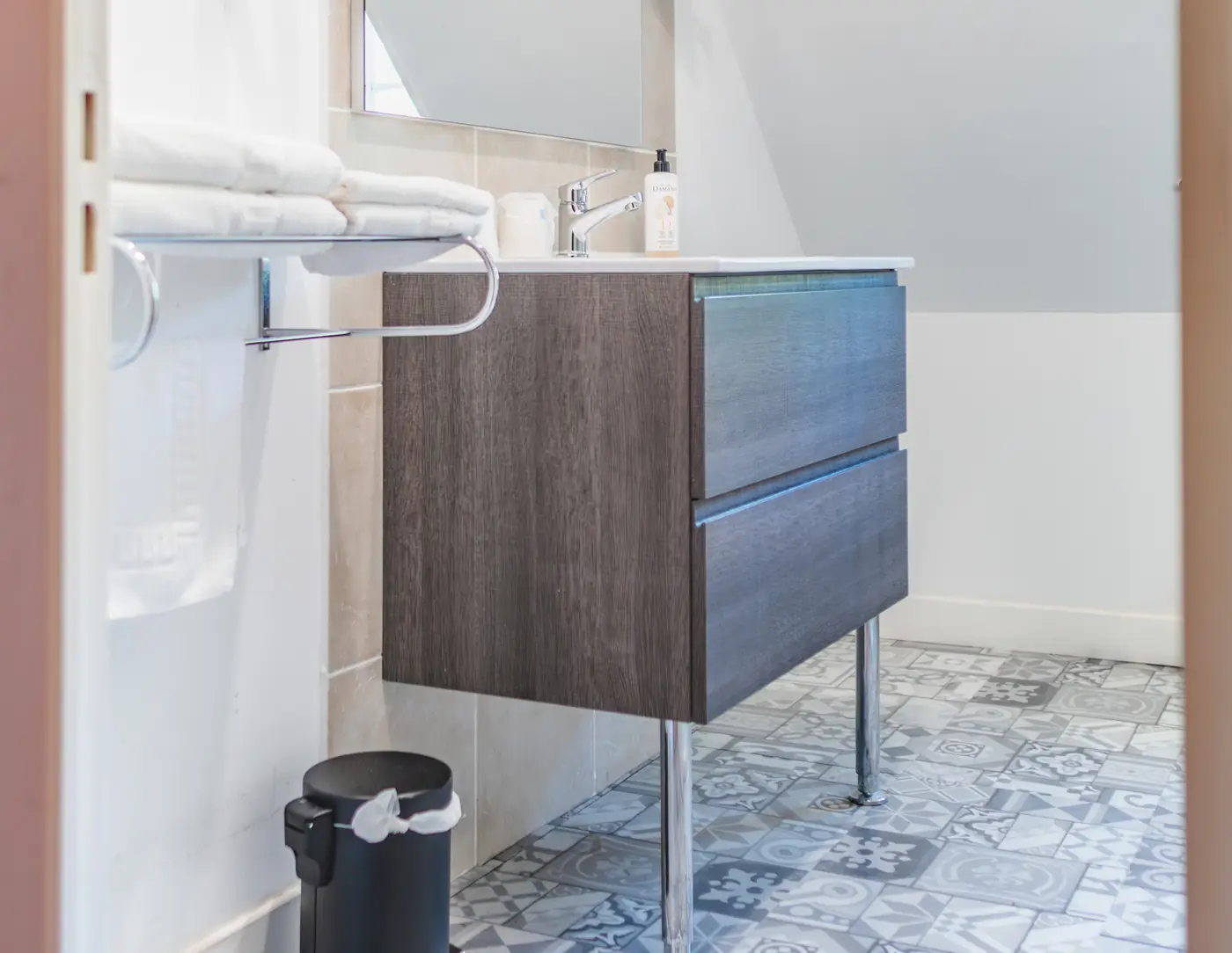 Une salle de douche italienne du gîte