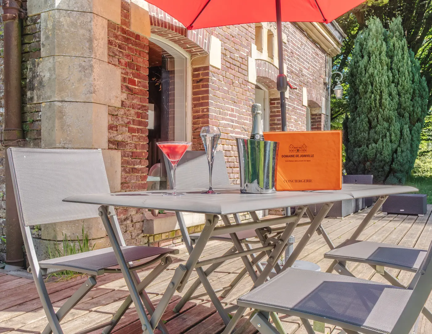 La terrasse privée du gîte La Maison des Chevaux