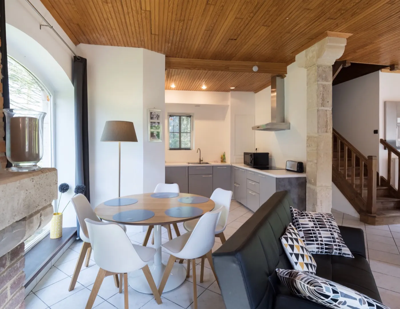Le séjour du gîte La Maison des Chevaux, sa table et sa kitchenette