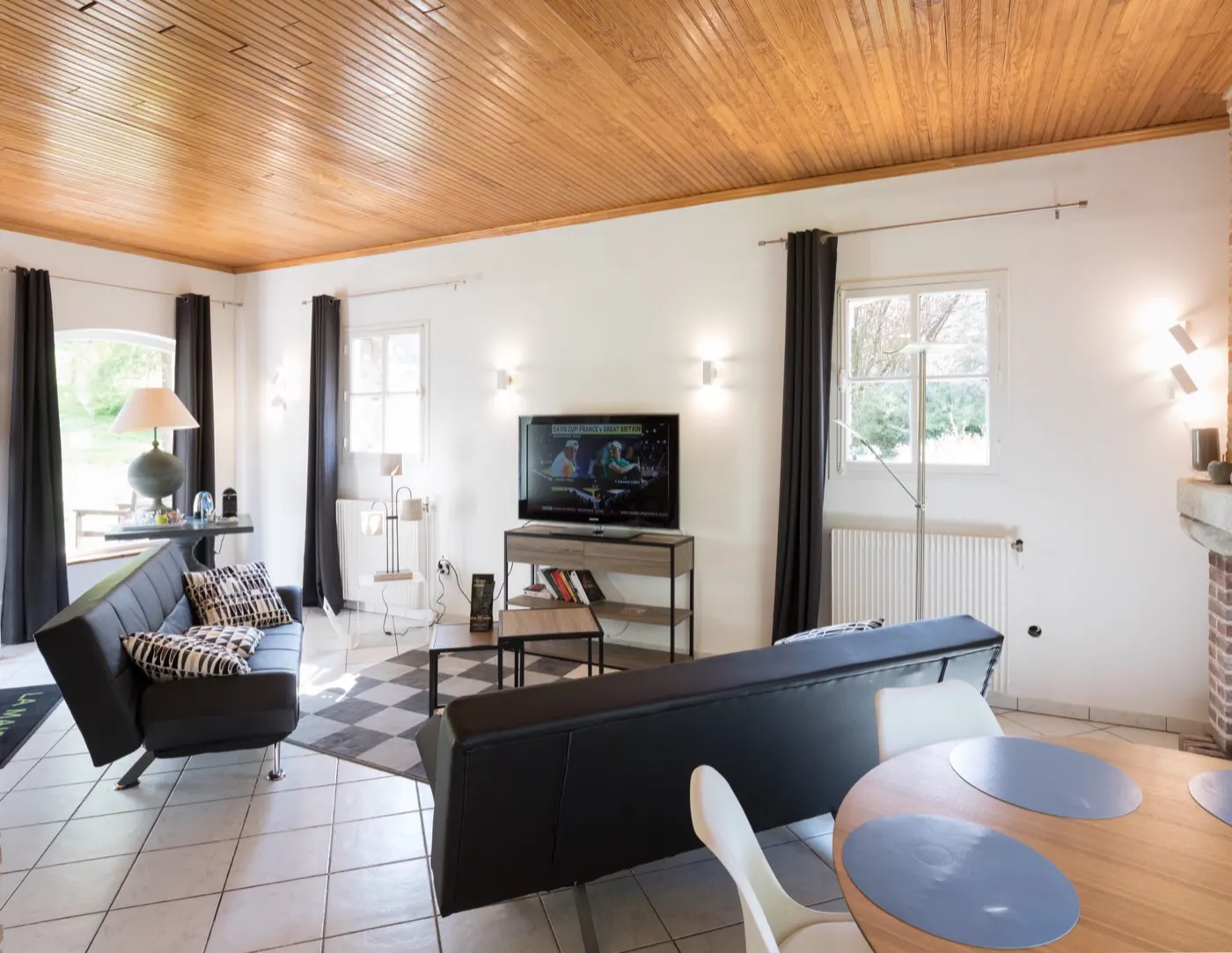 Le salon du gîte, sa cheminée et son coin télévision