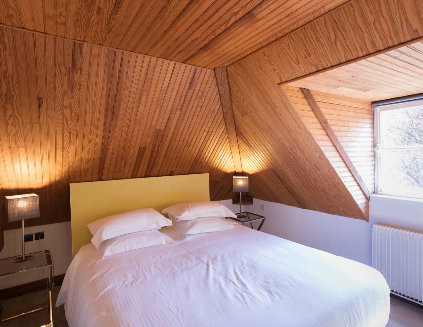 Une chambre du gîte, sous charpente