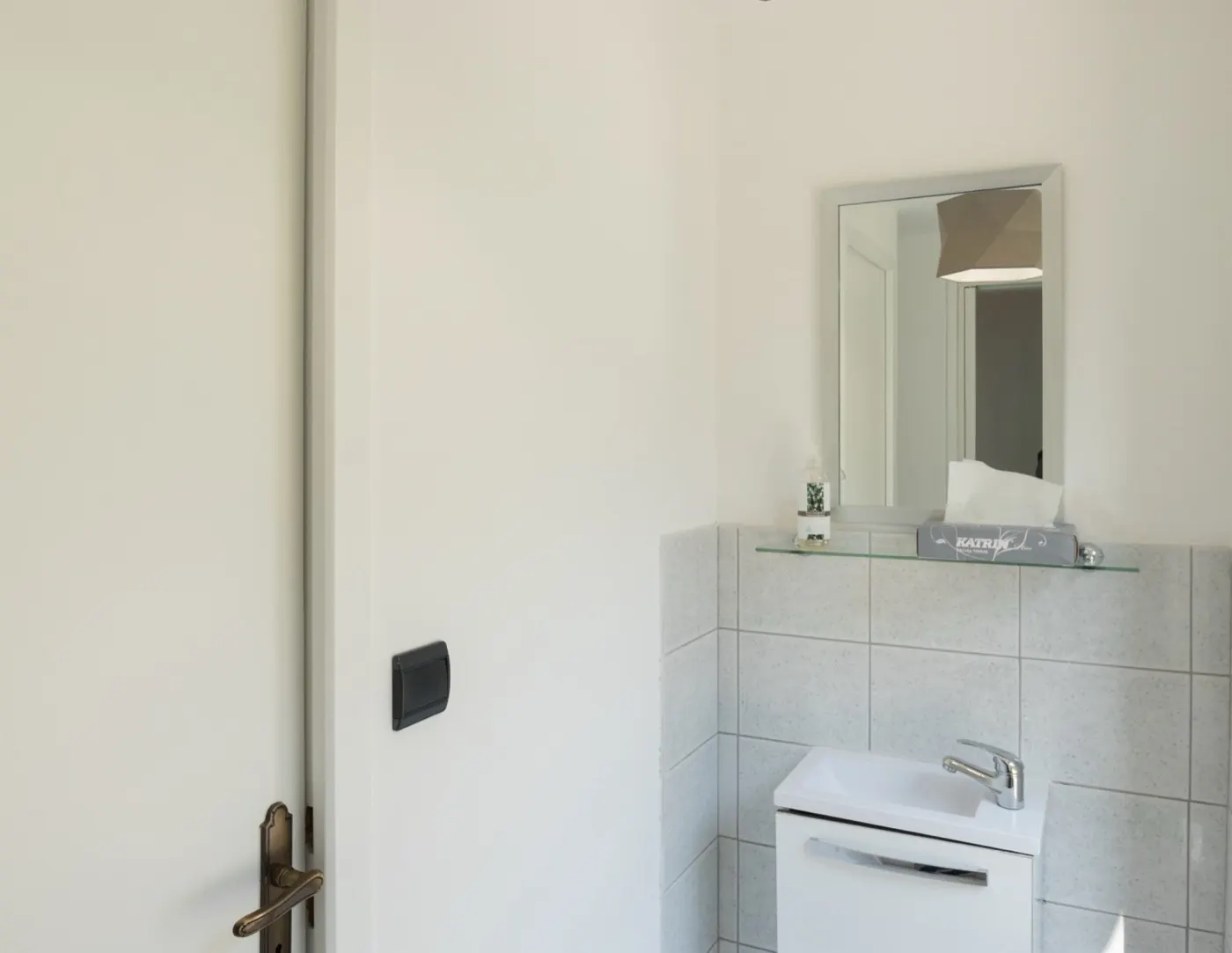 Une salle de douche du gîte