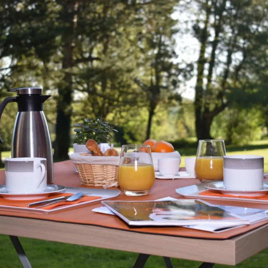 Petit-déjeuner servi dans le parc du Domaine de Joinville