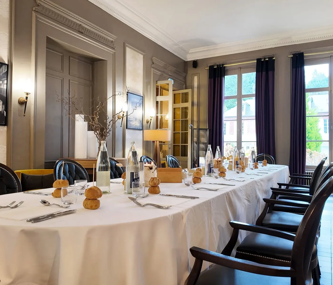 Salle dressée pour un repas de groupe au Domaine de Joinville