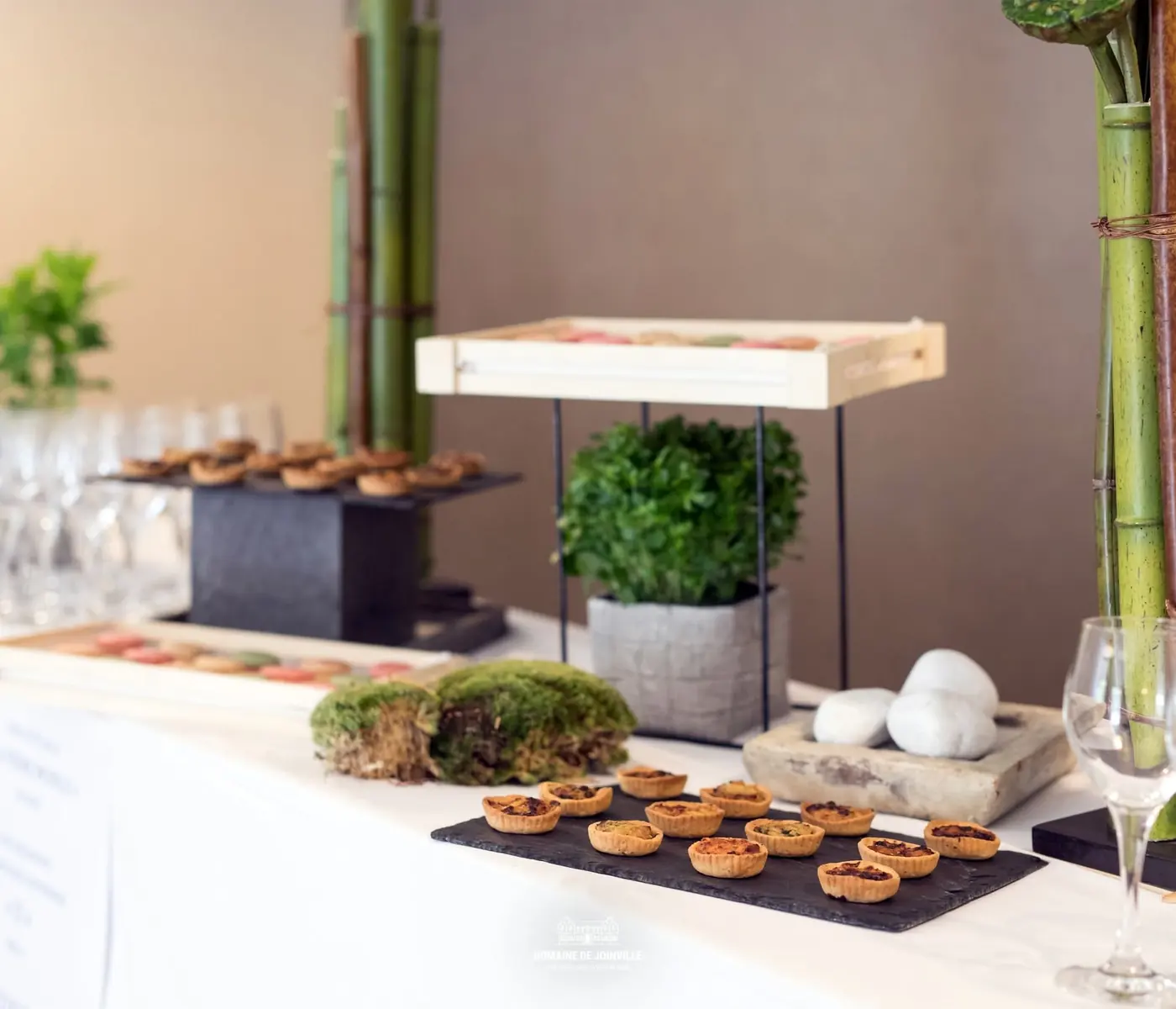 Buffet dressé dans un salon du Domaine de Joinville