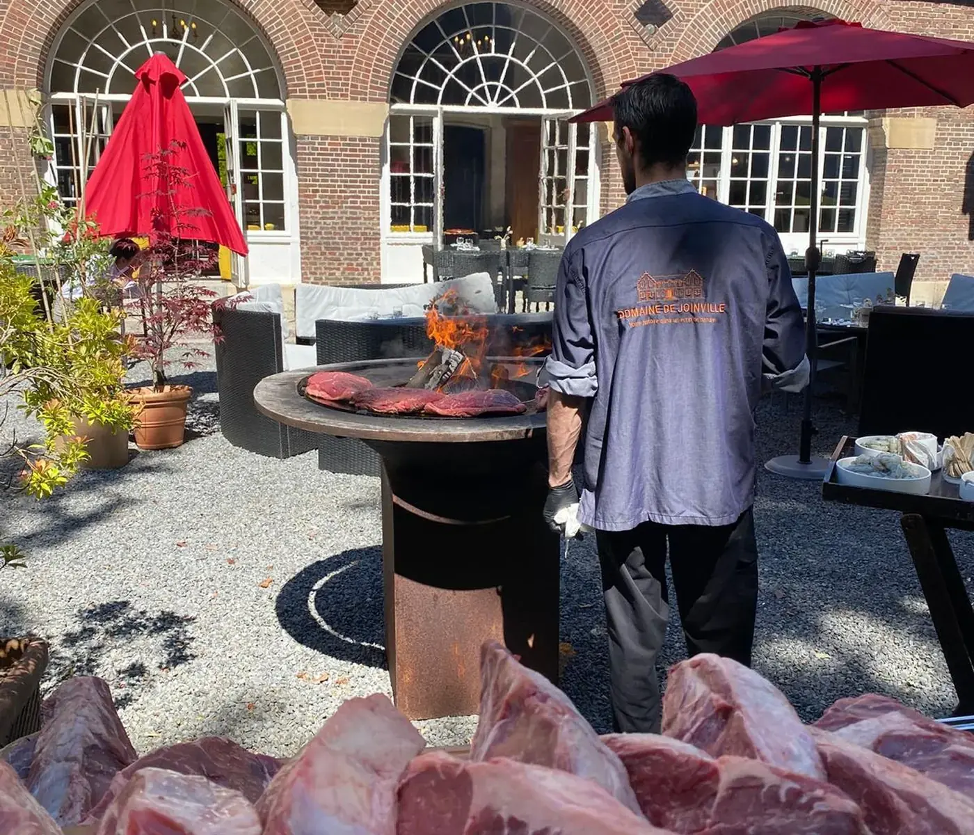 Barbecue dressé dans la cour du Domaine de Joinville