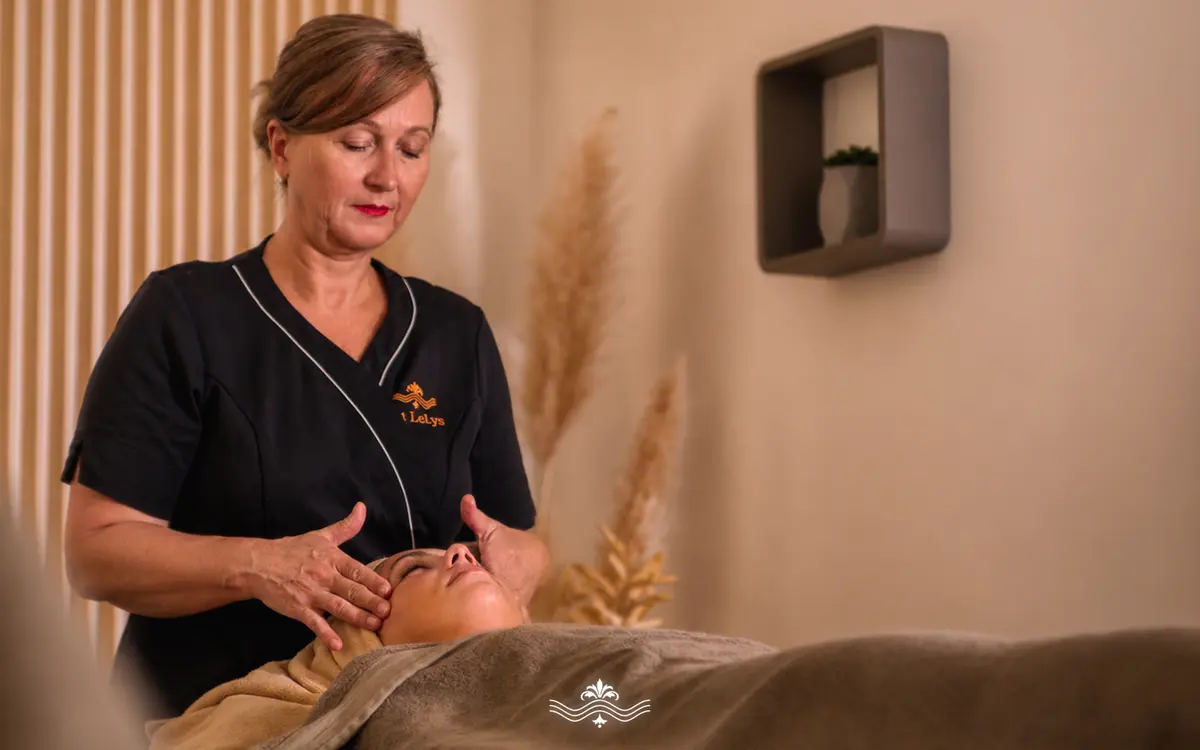 Soin du visage prodigué par une praticienne du Spa Lelys